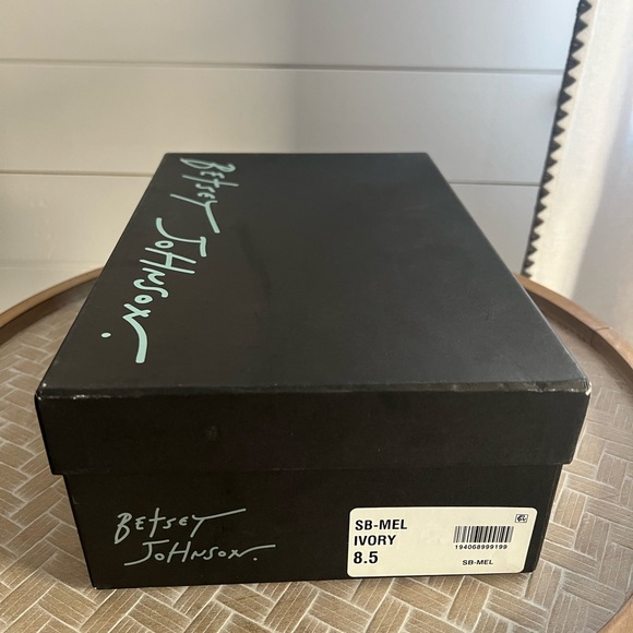 🔥6 FOR $25!🔥Betsey Johnson Mel bridal heels 8.5 Ivory - Picture 6 of 6